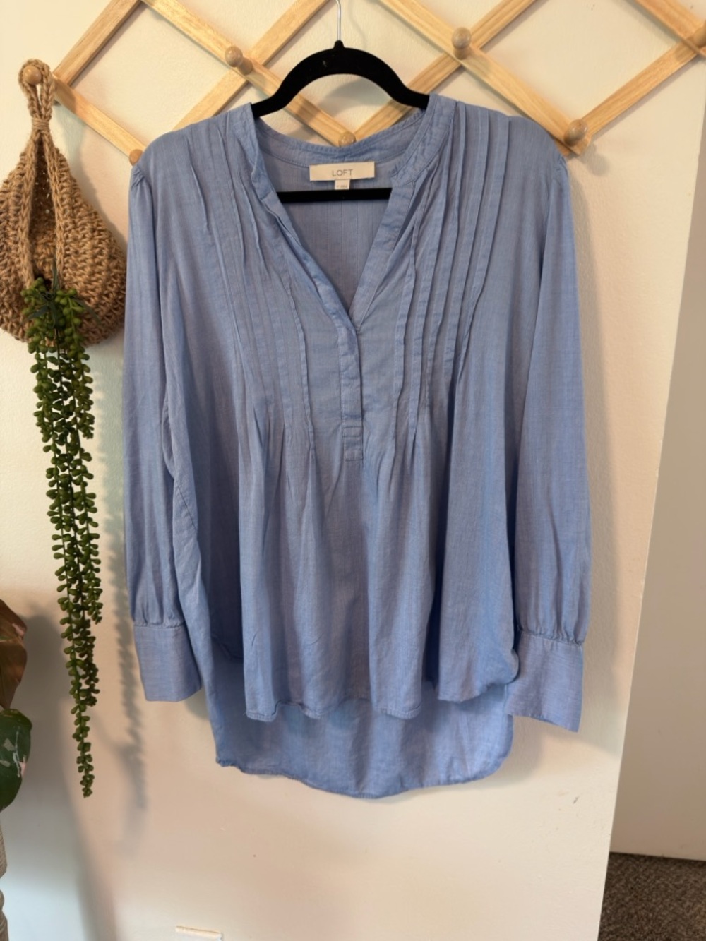 LOFT M Blue Pintuck Pleated Long Sleeve Blouse